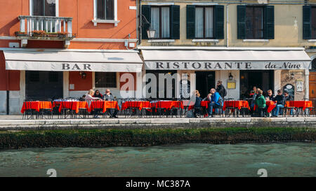 I turisti in una terrazza sul bordo del Canale di Cannaregio a Venezia Foto Stock