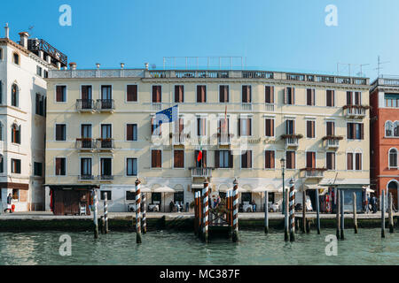 I turisti in una terrazza sul bordo del Canale di Cannaregio a Venezia Foto Stock