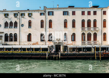 I turisti in una terrazza sul bordo del Canale di Cannaregio a Venezia Foto Stock