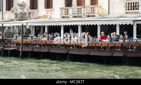 I turisti in una terrazza sul bordo del Canale di Cannaregio a Venezia Foto Stock