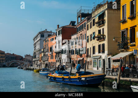 Case colorate lungo il Canale di Cannaregio a Venezia Foto Stock