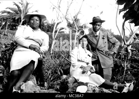 Un ben vestito trio di giovani adulti posano per una foto in California, ca. 1930. Foto Stock