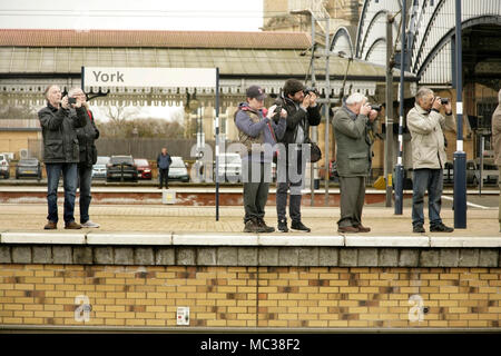 Gli appassionati della ferrovia presso la stazione di York, UK. Foto Stock