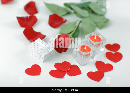 Concetto romantico .confezione regalo candela che brucia e red rose . foto con spazio di copia Foto Stock