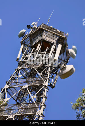 Torre di metallo con apparecchiature di telecomunicazione (radio link, antenne, telecamere,…) al Palacio de Doñana nel Parco Nazionale di Doñana (Huelva, Andalusia, Spagna) Foto Stock