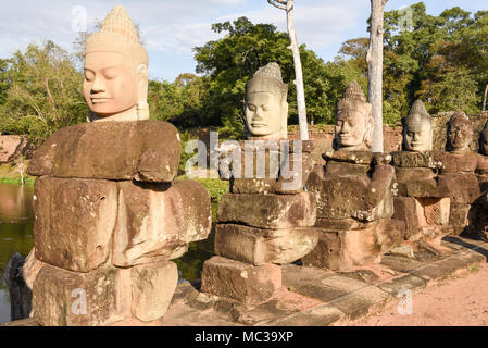 Sculture di demoni a porta sud di Angkor Thom in Cambogia. Foto Stock