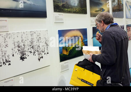 Appassionati di fotografia godendo il suo pranzo durante la visualizzazione di una delle mostre fotografiche presso la mostra fotografica 2018 nel NEC Birmingham Inghilterra Foto Stock