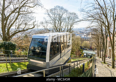 Una cabina della funicolare di Montmartre, automatizzato e gestito dalla società RATP, andando verso il basso i 36 metri di altezza della collina alla stazione inferiore. Foto Stock