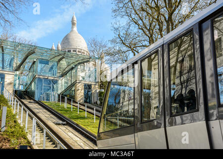 La funicolare di Montmartre permette di andare su per la collina fino alla basilica del Sacro Cuore in pochi secondi senza dover camminare fino i 222 gradini della scala. Foto Stock