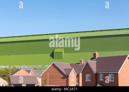 La nuova build station wagon con Cardington dirigibile appendiabiti dietro, Bedford, Regno Unito Foto Stock