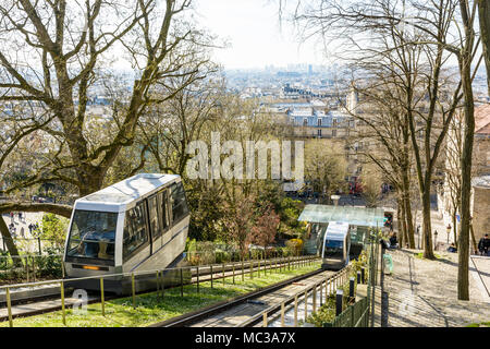 La funicolare di Montmartre, gestito dalla società RATP, rende possibile andare giù per la collina in pochi secondi senza dover camminare verso il basso i 222 gradini della scala. Foto Stock