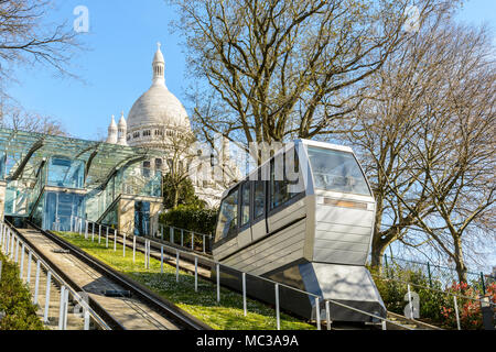 La funicolare di Montmartre permette di andare su per la collina fino alla basilica del Sacro Cuore in pochi secondi senza dover camminare fino i 222 gradini della scala. Foto Stock