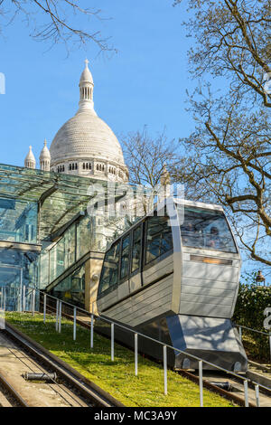 Una cabina della funicolare di Montmartre, gestito dalla società RATP, andando su per la collina fino alla stazione superiore dove vi è la basilica del Sacro Cuore. Foto Stock