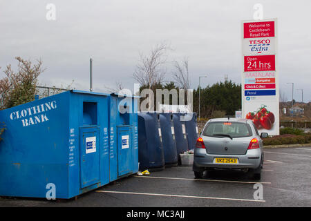 Acciaio colorato abbigliamento e banche di plastica situato nel locale di Tesco Extra Parcheggio auto a Derry contea di Down Irlanda del Nord Foto Stock