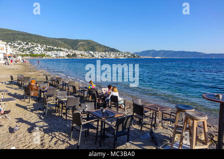 Sera sulle spiagge, Bodrum, Mugla, Turchia, con mobili, tavolo e sedie Foto Stock