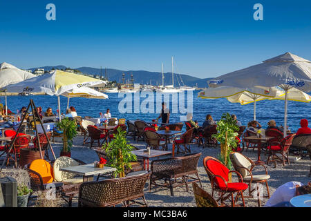 Sera sulle spiagge, Bodrum, Mugla, Turchia, con mobili, tavolo e sedie Foto Stock