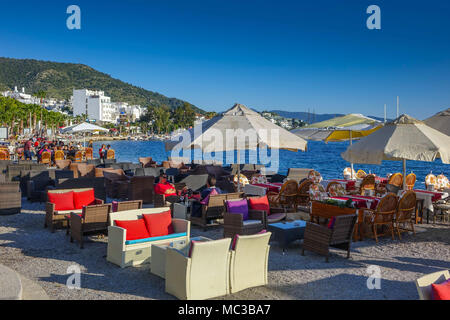 Sera sulle spiagge, Bodrum, Mugla, Turchia, con mobili, tavolo e sedie Foto Stock