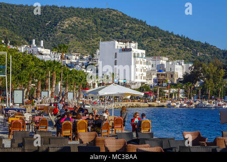 Sera sulle spiagge, Bodrum, Mugla, Turchia, con mobili, tavolo e sedie Foto Stock