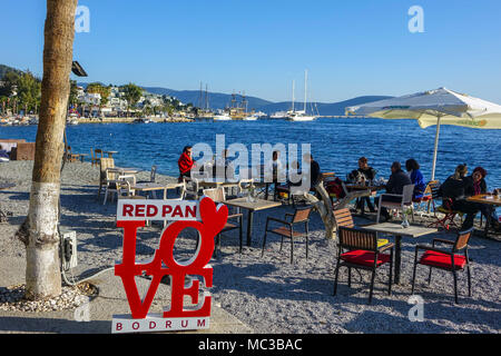 Sera sulle spiagge, Bodrum, Mugla, Turchia, con mobili, tavolo e sedie Foto Stock