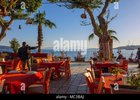 Sera sulle spiagge, Bodrum, Mugla, Turchia, con mobili, tavolo e sedie Foto Stock