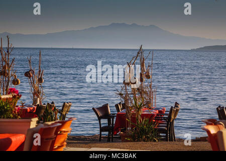 Sera sulle spiagge, Bodrum, Mugla, Turchia, con mobili, tavolo e sedie Foto Stock