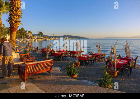 Sera sulle spiagge, Bodrum, Mugla, Turchia, con mobili, tavolo e sedie Foto Stock