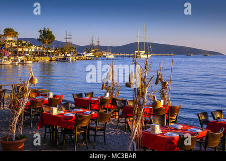 Sera sulle spiagge, Bodrum, Mugla, Turchia, con mobili, tavolo e sedie Foto Stock