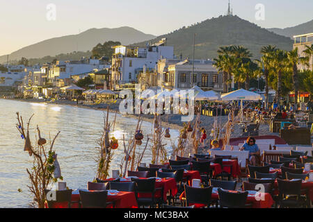 Sera sulle spiagge, Bodrum, Mugla, Turchia, con mobili, tavolo e sedie Foto Stock