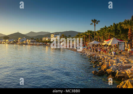 Sera sulle spiagge, Bodrum, Mugla, Turchia, con mobili, tavolo e sedie Foto Stock