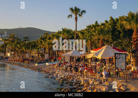 Sera sulle spiagge, Bodrum, Mugla, Turchia, con mobili, tavolo e sedie Foto Stock