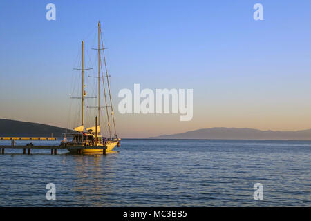 Le navi ormeggiate, sera, sul lungomare, Bodrum, Mugla, Turchia Foto Stock