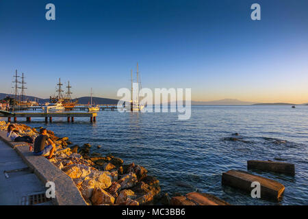 Due persone a guardare il tramonto, le navi ormeggiate, sera, sul lungomare, Bodrum, Mugla, Turchia Foto Stock