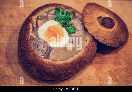 Zurek - tradizionale zuppa di polacco all'interno di un pane Foto Stock