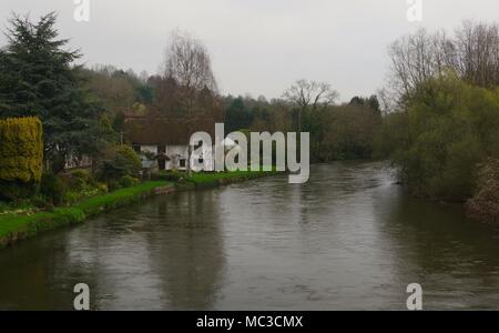 Bickleigh Cottage dal fiume Exe sul grigio di una giornata di primavera. Campagna di Devon, Tiverton Regno Unito. Foto Stock