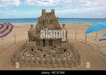 Elaborare la scultura di sabbia completare con la ferrovia in miniatura sulla spiaggia di Cala Millor, Mallorca, Spagna. Foto Stock