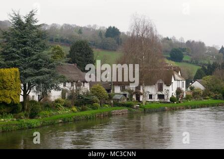 Bickleigh Cottage dal fiume Exe sul grigio di una giornata di primavera. Campagna di Devon, Tiverton Regno Unito. Foto Stock