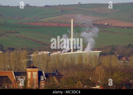 Exeter la costruzione di un inceneritore di rifiuti di Viridor Management Ltd. Contro il Patchwork paesaggio agricolo in Golden Dawn luce. Devon, Regno Unito. Aprile, 2018. Foto Stock