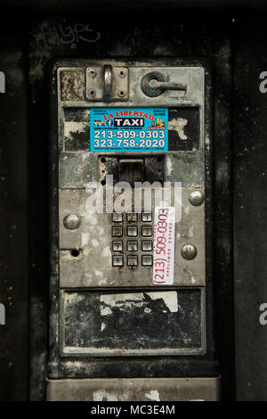 Il vecchio telefono pubblico in stato di abbandono, il centro cittadino di Los Angeles, California, Stati Uniti d'America Foto Stock