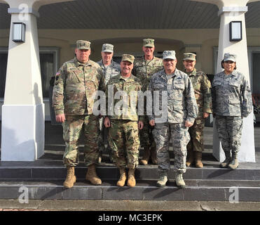 Un contingente di leadership dalla Pennsylvania la guardia nazionale si è riunito con gli Stati Uniti Esercito la leadership in Europa in Wiesbaden, Germania Feb. 12. Da sinistra a destra, bancata posteriore: Briga. Gen. Michael Regan, Vice aiutante General-Air Pennsylvania Guardia Nazionale; Brig. Gen. Mark Schindler, Vice aiutante General-Army Pennsylvania Guardia Nazionale; il comando Sgt. Il Mag. Sheryl D. Lyon, U.S. Esercito Europa; Senior leader arruolato, Chief Master Sgt. Regina I. Stoltzfus, Pennsylvania National Guard membro Air Force arruolati Senior Advisor. Prima fila: comando Sgt. Il Mag. Harry Buchanan III, Pennsylvania National Guard Membro Senior E Foto Stock