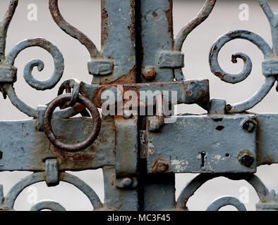 Rusty il dispositivo di bloccaggio del portellone a Tatton Park casa nobiliare, Cheshire Foto Stock