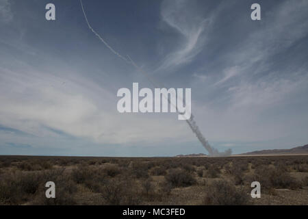 Un Marine Corps M142 High Mobility Artillery Rocket System (HIMARS) da chilo batteria, 2° Battaglione, XIV Reggimento Marine, incendi due missili, a Dugway Proving Grounds, Utah, Marzo 30, 2018. Marines da chilo batteria volato da Fort Campbell, Ky., Dugway dove hanno scaricato e licenziato quattro missili HIMARS, dimostrando una capacità unica che darà dei comandanti più opzioni per affrontare le minacce quando le altre opzioni non sono appropriati. Foto Stock