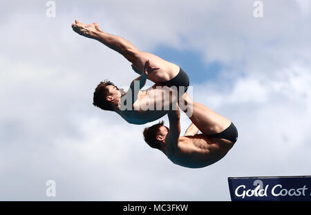 L'Inghilterra del Daniel Goodfellow (sinistra) e Tom Daley (destra) competere negli uomini sincronizzato 10m Platform Finale al Optus Aquatic Centre durante il giorno nove del 2018 Giochi del Commonwealth in Gold Coast, Australia. Foto Stock