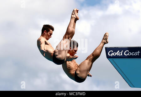 L'Inghilterra del Daniel Goodfellow (sinistra) e Tom Daley (destra) competere negli uomini sincronizzato 10m Platform Finale al Optus Aquatic Centre durante il giorno nove del 2018 Giochi del Commonwealth in Gold Coast, Australia. Foto Stock