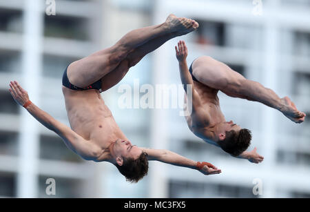 L'Inghilterra del Tom Daley (sinistra) e Daniel Goodfellow (destra) competere negli uomini sincronizzato 10m Platform Finale al Optus Aquatic Centre durante il giorno nove del 2018 Giochi del Commonwealth in Gold Coast, Australia. Foto Stock
