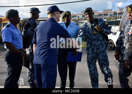 Coast Guard Lt. La Cmdr. Jason Plumley scuote le mani con il giamaicano Defence Force Lt. j.g Christopher Gowley e accoglie la più internazionale di agenzie partner di Coast Guard chiave settore ovest, 3 aprile 2018. L'Esperto in materia di Exchange è un evento che coinvolge la Guardia Costiera e più internazionale di agenzie partner per condividere la loro conoscenza sulla superficie Manutenzione asset. Foto Stock