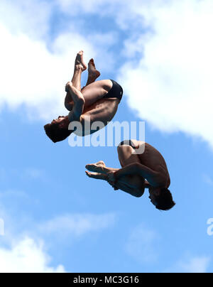 L'Inghilterra del Daniel Goodfellow (sinistra) e Tom Daley (destra) competere negli uomini sincronizzato 10m Platform Finale al Optus Aquatic Centre durante il giorno nove del 2018 Giochi del Commonwealth in Gold Coast, Australia. Foto Stock