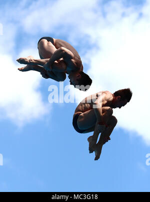 L'Inghilterra del Daniel Goodfellow (sinistra) e Tom Daley (destra) competere negli uomini sincronizzato 10m Platform Finale al Optus Aquatic Centre durante il giorno nove del 2018 Giochi del Commonwealth in Gold Coast, Australia. Foto Stock