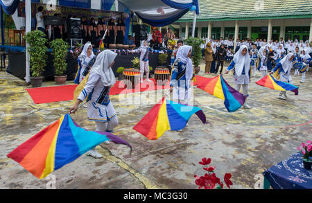 Indonesia (3 aprile 2018) gli studenti da SMP Negeri 2 Junior High School eseguire una tradizionale danza indonesiana per velisti assegnati ai militari di comando Sealift nave ospedale USNS misericordia (T-AH 19) durante una comunità i rapporti di scambio culturale. La misericordia è attualmente implementata in sostegno del Partenariato Pacifico 2018 (PP18). PP18's missione è lavorare collettivamente con host e nazioni partner per migliorare l'interoperabilità a livello regionale di emergenza e capacità di risposta, aumentare la stabilità e la sicurezza nella regione e favorire la nascita di nuove e durature amicizie in tutta la regione Indo-Pacifico. Pacific Partnership, Foto Stock