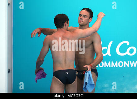 L'Inghilterra del Daniel Goodfellow (sinistra) e Tom Daley (destra) abbracciare dopo la loro immersione finale negli uomini sincronizzato 10m Platform Finale al Optus Aquatic Centre durante il giorno nove del 2018 Giochi del Commonwealth in Gold Coast, Australia. Foto Stock