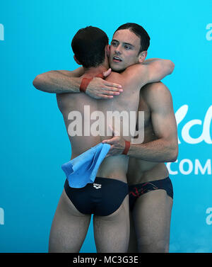L'Inghilterra del Daniel Goodfellow (sinistra) e Tom Daley (destra) abbracciare dopo la loro immersione finale negli uomini sincronizzato 10m Platform Finale al Optus Aquatic Centre durante il giorno nove del 2018 Giochi del Commonwealth in Gold Coast, Australia. Foto Stock